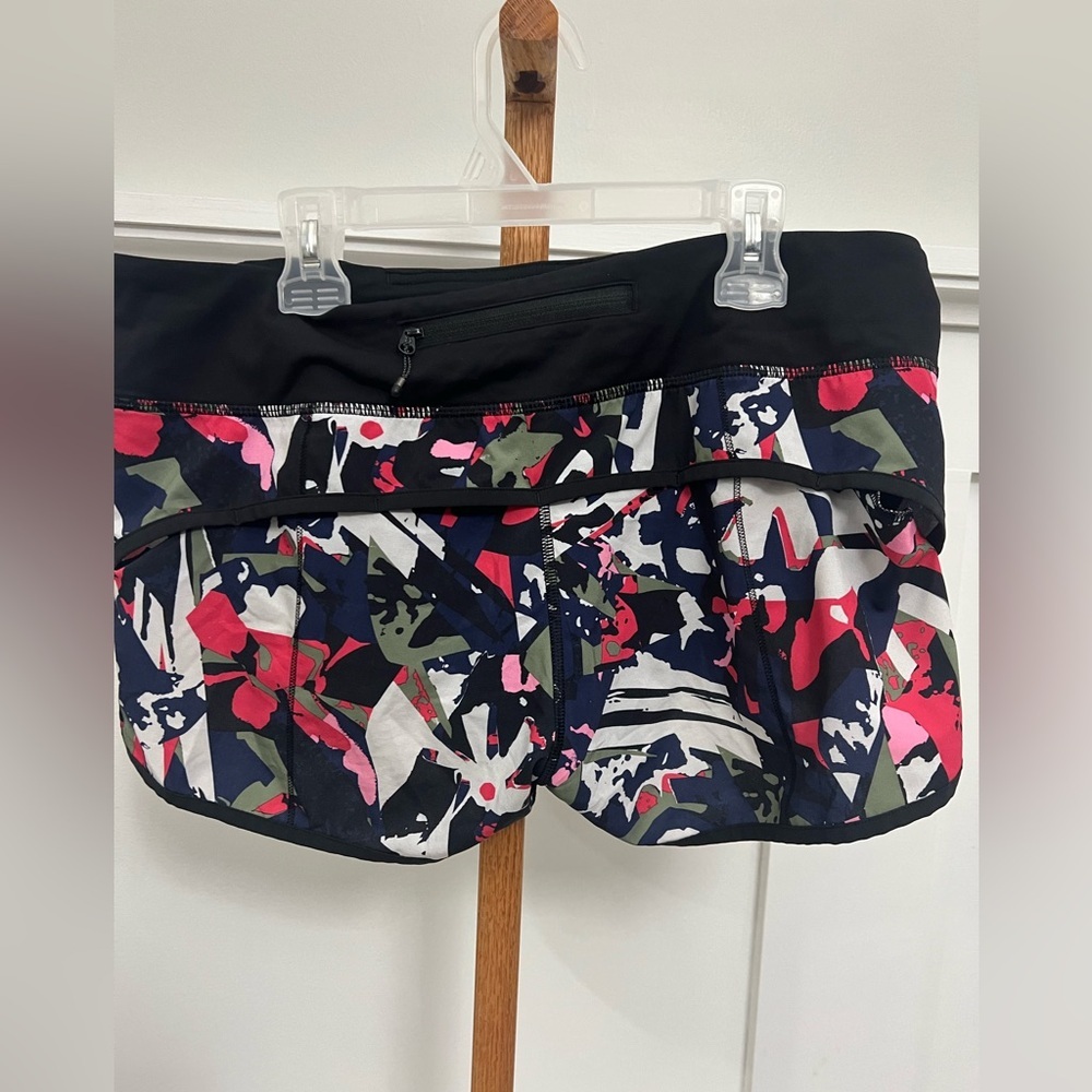 Lululemon Athletica Pop Cut Boom Juice Multi / Black Speed Shorts 2.5” sz 8 - Picture 8 of 9